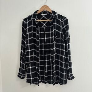 Old Navy  Women’s Medium  Long Sleeve Button Up  Black Plaid Flannel